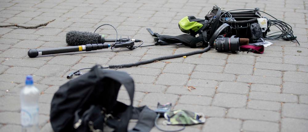 Die Ausrüstung des Kamerateams liegt nach einem Übergriff zwischen Alexanderplatz und Hackescher Markt auf dem Boden.