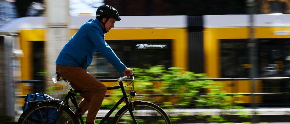 Ein Mann fährt mit dem Fahrrad auf einem Radweg.
