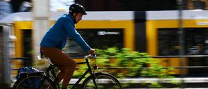 Ein Mann fährt mit dem Fahrrad auf einem Radweg.