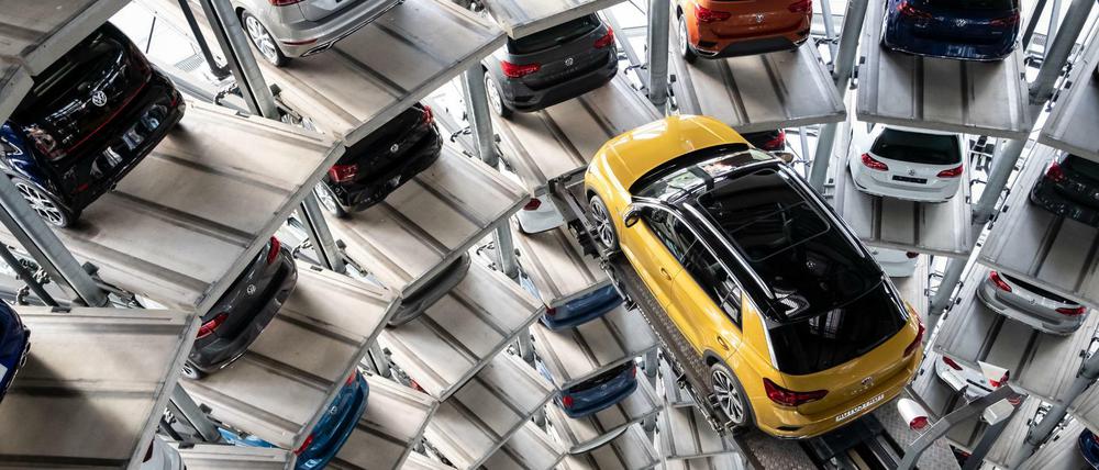 Welchen Wagen hätten's denn gern? Blick in den Autoturm auf dem Wolfsburger Werksgelände von Volkswagen.
