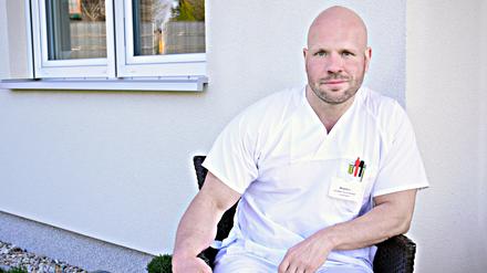  Ricardo Lange in seinem Garten.