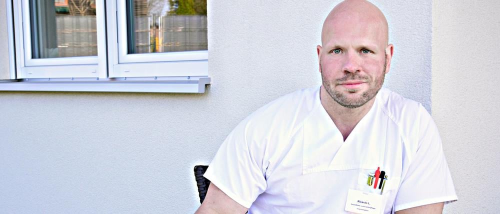 Ricardo Lange in seinem Garten.