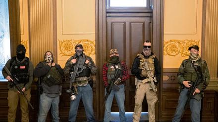 Eine bewaffnete Gruppe steht vor dem Büro des Gouverneurs im besetzten Parlamentsgebäude in Lansing, Michigan. 
