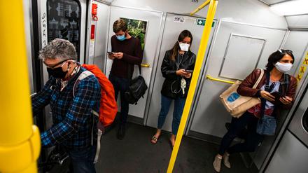 Abstand und Mundschutz - neuer Alltag in Berlin.