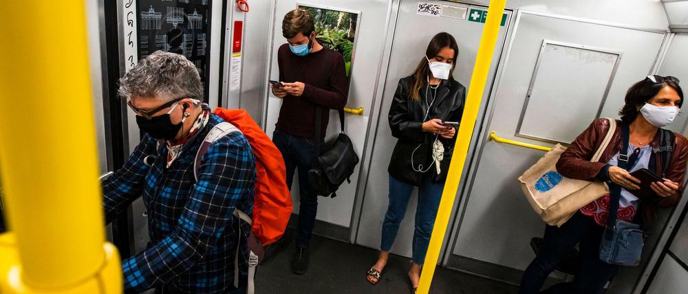 Abstand und Mundschutz - neuer Alltag in Berlin.