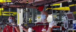 Strände und Friseursalons geschlossen, aber sie dürfen wieder ran: Arbeiter im Ferrari-Werk in Maranello.