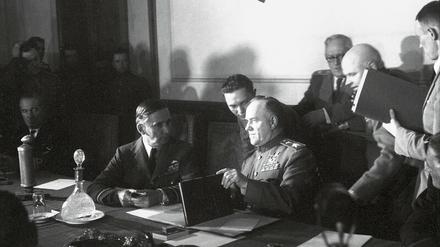 Es ist vollbracht. Luftmarschall Tedder und Marschall Schukow nehmen die bedingungslose Kapitulation des Oberkommandos der Wehrmacht am 8. Mai 1945 entgegen.