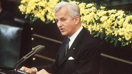 Bundespräsident Richard von Weizsäcker hält 1985 seine vielbeachtete Rede im Bundestag zum Ende des Zweiten Weltkriegs. 