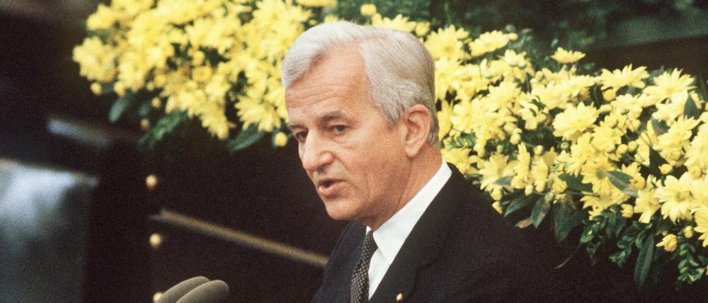 Bundespräsident Richard von Weizsäcker hält 1985 seine vielbeachtete Rede im Bundestag zum Ende des Zweiten Weltkriegs.