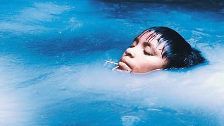 Unberührbar. „The young Susi Korihana thëri swimming“, aufgenommen um 1972.