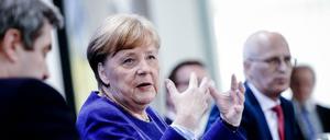 Bundeskanzlerin Angela Merkel, Markus Söder, Ministerpräsident von Bayern, und Peter Tschentscher, Erster Bürgermeister von Hamburg.