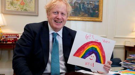 Boris Johnson zeigt Genesungswünsche, die ihn erreicht haben.