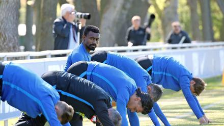 Stürmer Salomon Kalou (Mitte) bringt Hertha in Nöte.