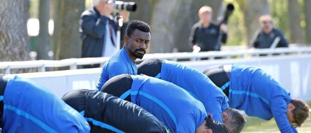 Stürmer Salomon Kalou (Mitte) bringt Hertha in Nöte. 