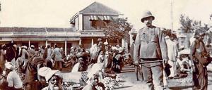 Dominanz auf dem Subkontinent. Ein britischer Soldat auf einem indischen Markt Ende des 19. Jahrhunderts.