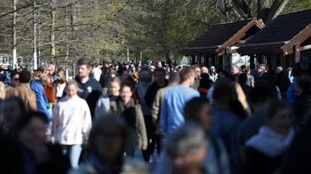 Trotz der Kontaktbeschränkungen zieht es immer mehr Berliner auf die Straßen und in die Parks.
