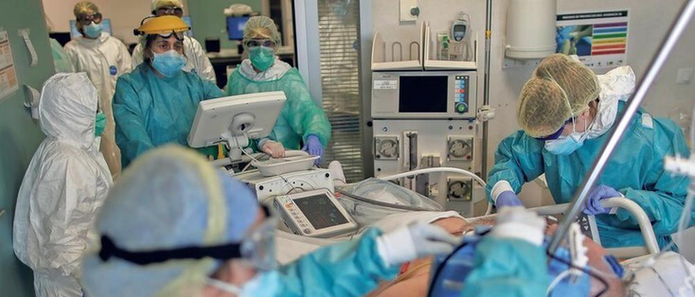 Intensivstation. Eine Covid-19-Infektion kann zum Herzinfarkt führen. 