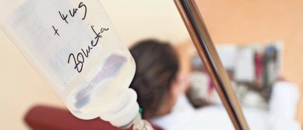 In Behandlung. Auf dem Bild sieht man eine Patientin bei der Chemotherapie in einem Berliner Krankenhaus. Weniger als zehn Krebspatienten der Charité haben sich mit dem neuartigen Coronavirus infiziert.