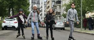 Mehr Platz zum Skaten: Kinder nutzen die neue Freiheit in der temporären Spielstraße in der Friedrichshainer Bänschstraße.