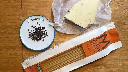 Drei Zutaten und ein wenig Geschick im Umgang mit Nudelwasser - mehr braucht man nicht für dieses Rezept.