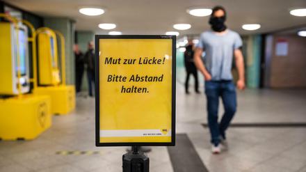 Im Berliner ÖPNV gilt wegen der Ausbreitung des Coronavirus: Maske tragen und Abstand halten.