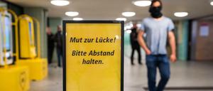 Im Berliner ÖPNV gilt wegen der Ausbreitung des Coronavirus: Maske tragen und Abstand halten.