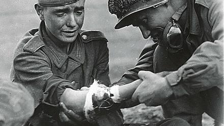 Das Schlüsseljahr 1945, erzählt aus Sicht der Kinder. Im Bild ein verletzter junger Wehrmachtssoldat, der von einem US-Soldaten versorgt wird.