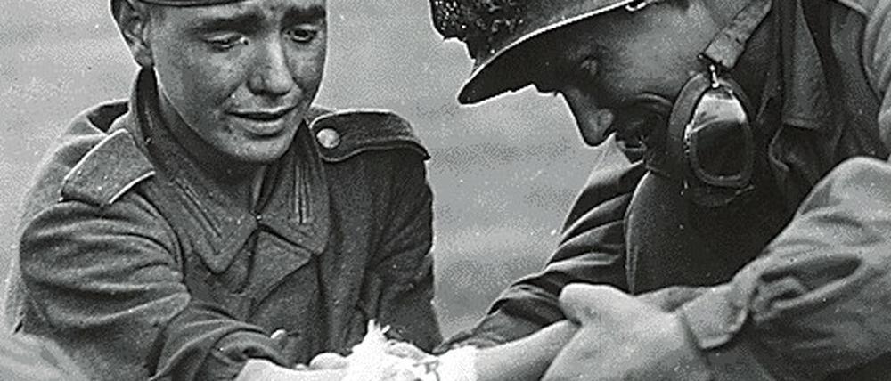 Das Schlüsseljahr 1945, erzählt aus Sicht der Kinder. Im Bild ein verletzter junger Wehrmachtssoldat, der von einem US-Soldaten versorgt wird.