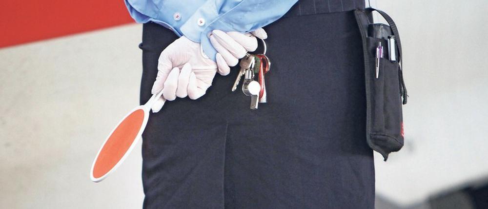 Sicherheit hat Vorfahrt. Alle Mitarbeiter sollen Masken bekommen, die Züge werden verstärkt gereinigt, Zeitungen werden in den ICE- und Intercity-Zügen nicht mehr ausgelegt, die Fahrkartenkontrolle erfolgt auf Sicht. 