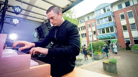 Cameron Carpenter fährt mit seiner Orgel vor die Tür und musiziert vor Seniorenheimen, hier in Spandau.