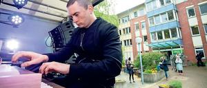 Cameron Carpenter fährt mit seiner Orgel vor die Tür und musiziert vor Seniorenheimen, hier in Spandau. 