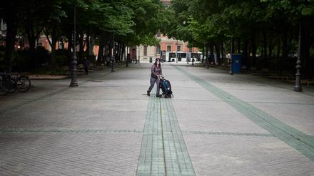 Einsame Einkäuferin im spanischen Pamplona