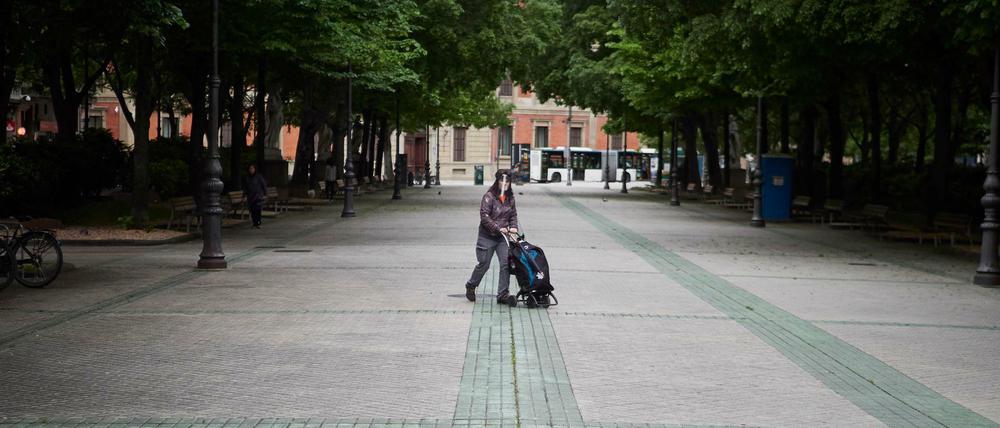 Einsame Einkäuferin im spanischen Pamplona