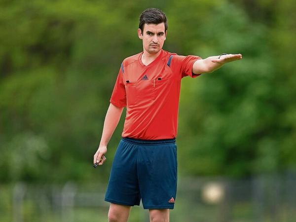 Für die Lust und Laune: Schiedsrichter Philipp Kutscher pfeift Begegnungen in der Regionalliga.