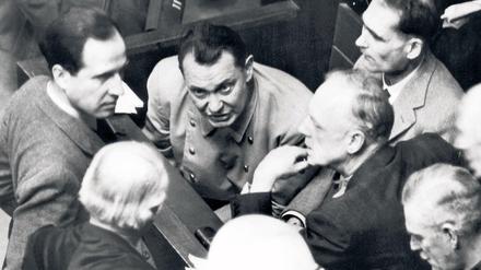 Die Hauptangeklagten Hermann Göring, Rudolf Heß und Joachim von Ribbentrop auf der Anklagebank während der Nürnberger Hauptkriegsverbrecherprozesse am 13.02.1946 in Nürnberg.