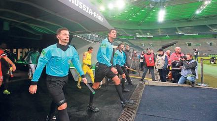 Hereinspaziert: Das Schiedsrichtergespann um Deniz Aytekin (Mitte) betritt beim ersten Geisterderby zwischen Gladbach und Köln die Bühne.