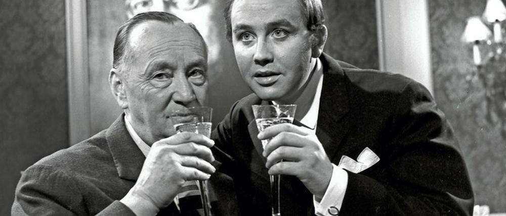 Sektlaune. Willi Kollo mit seinem Sohn René in den 60er Jahren.