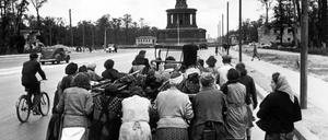 Haushalt und Wiederaufbau. Frauen mussten nach dem Krieg oft eine Doppelrolle ausfüllen.