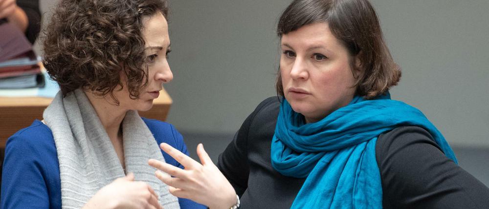 Grüne Spitzenkandidatinnen: Wirtschaftssenatorin Ramona Pop (l) und Fraktionsvorsitzende Antje Kapek.