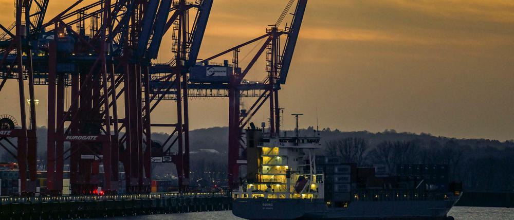 Anfang und Ende einer globalen Lieferkette. Ein Containerschiff verlässt die Terminals in Waltershof im Hamburger Hafen.