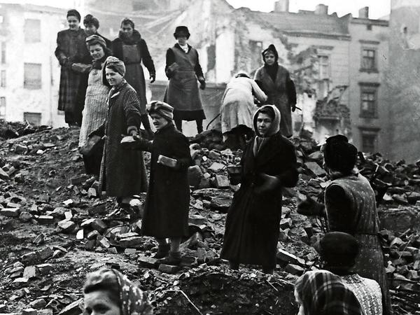 Im Steinbruch. Für die harte Arbeit in den Trümmerbergen Berlins gab es zusätzliche Lebensmittelkarten.