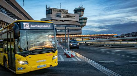 Zwei, die wirtschaftlich gerade keine Selbstläufer sind: der Flughafen Tegel und davor ein Bus der BVG.