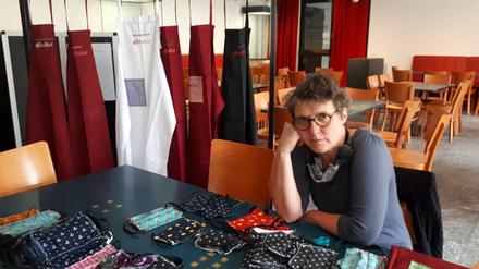 Birgitt Claus, Gründerin und Inhaberin der Eßkultur Berlin: Wegen der Corona-Krise wurden die Betriebsstätten geschlossen, also nähte sie Mundschutzmasken und Rettungsschürzen.