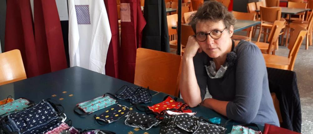 Birgitt Claus, Gründerin und Inhaberin der Eßkultur Berlin: Wegen der Corona-Krise wurden die Betriebsstätten geschlossen, also nähte sie Mundschutzmasken und Rettungsschürzen.