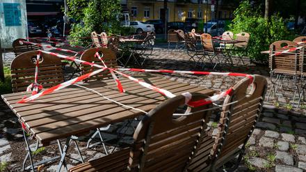 Abgesperrte Tische in einem Berliner Restaurant