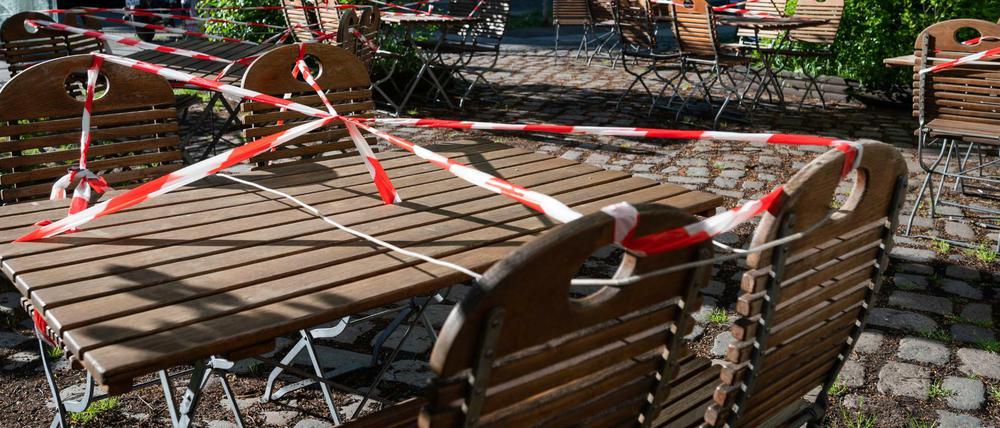 Abgesperrte Tische in einem Berliner Restaurant
