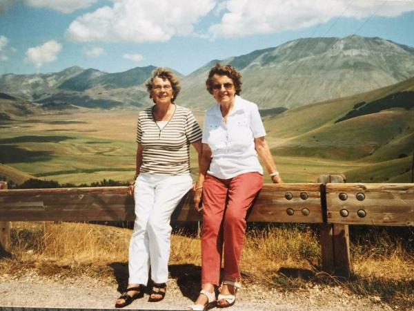 Helga Scharf und ihre Schwester Dorit, die nach dem Krieg nach Südafrika ausgewandert war.