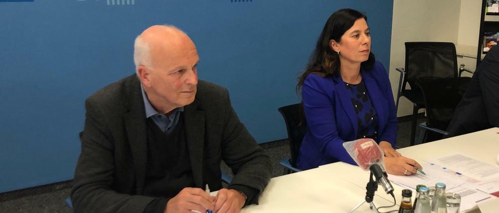 Klaus Brunswicker und Bildungssenatorin Sandra Scheeres (SPD) bei der Vorstellung des Zwischenberichts der Expertenkommission.