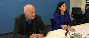 Klaus Brunswicker und Bildungssenatorin Sandra Scheeres (SPD) bei der Vorstellung des Zwischenberichts der Expertenkommission.