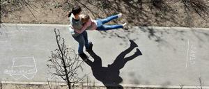 Mutter und Kind im Hof ihres Moskauer Wohnkomplexes. Weil Familien auf engem Raum zusammensitzen, nimmt die Gewalt zu, warnen Experten.